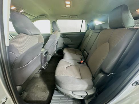 Used 2025 Toyota Highlander LE image 28