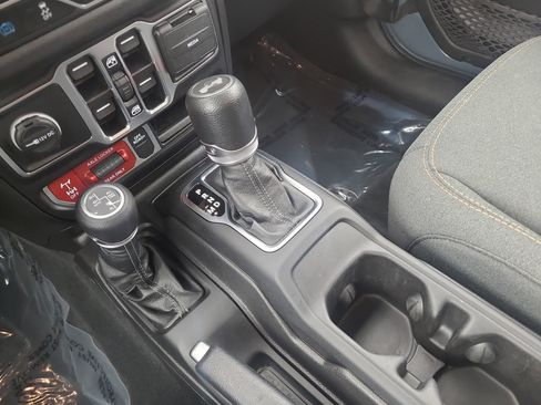 Used 2024 Jeep Wrangler Unlimited image 21