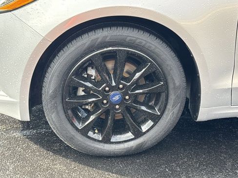 Used 2017 Ford Fusion SE w/ Fusion SE Technology Package image 12