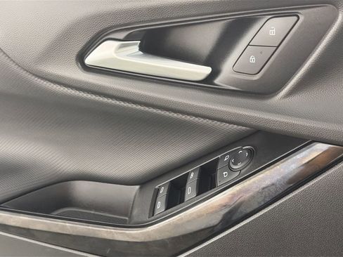 Used 2025 Chevrolet Equinox LT FWD image 16