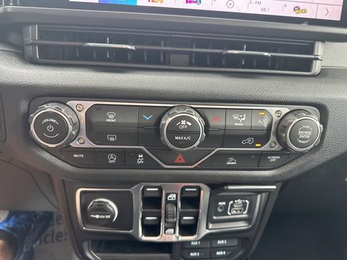 New 2025 Jeep Gladiator Sport image 5