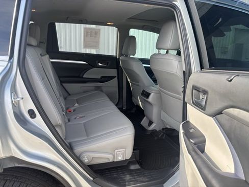 Used 2019 Toyota Highlander XLE image 18