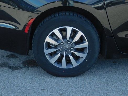 Used 2024 Chrysler Pacifica Select image 28