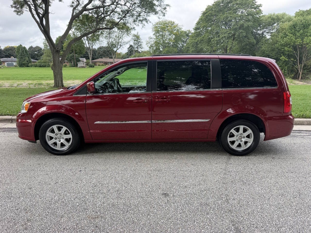 Used 2012 Chrysler Town & Country Touring FWD image 2