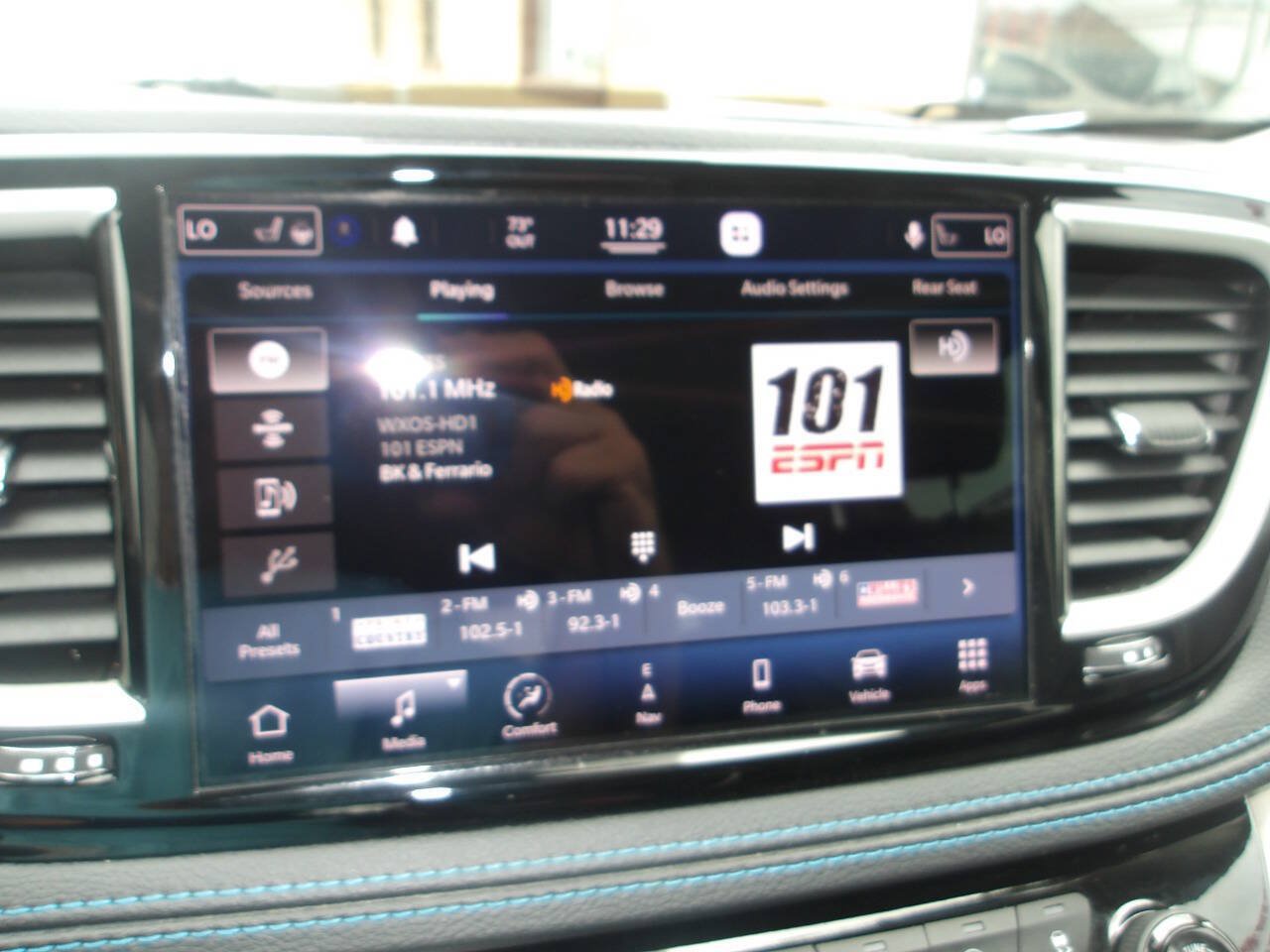 Used 2021 Chrysler Pacifica Touring-L w/ Uconnect Theater Family Group AWD/4WD image 15