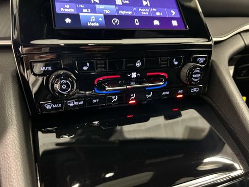 New 2025 Jeep Grand Cherokee Laredo w/ Luxury Tech Group I image 24