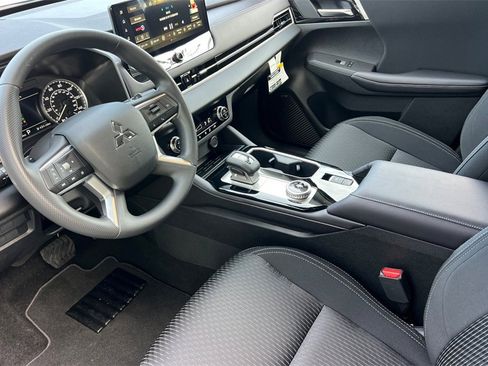 New 2025 Mitsubishi Outlander ES image 11