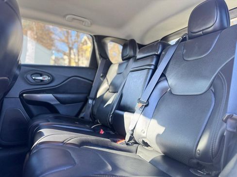 Used 2019 Jeep Cherokee Limited image 18