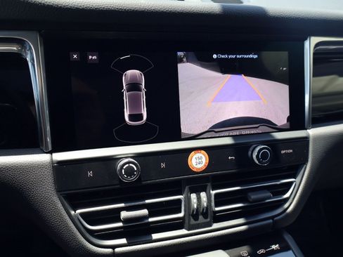 Certified 2025 Porsche Macan AWD/4WD image 19