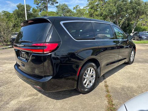 New 2025 Chrysler Pacifica Select image 3