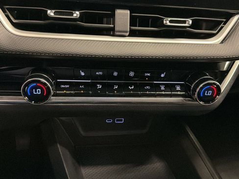 Used 2025 Chevrolet Equinox LT w/ Convenience Package II FWD image 19