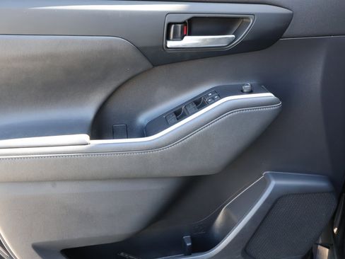 Used 2021 Toyota Highlander XLE image 15