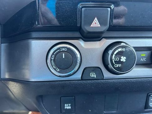 Used 2017 Toyota Tacoma SR5 w/ Tow Package AWD/4WD image 28
