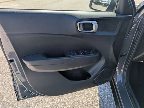 Used 2024 Hyundai Venue SEL image 11