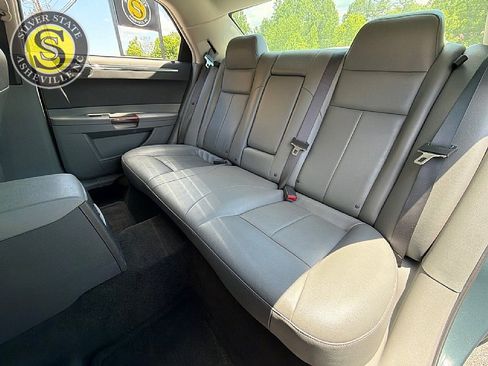 Used 2005 Chrysler 300 Touring RWD image 14