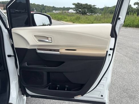 Used 2024 Toyota Sienna XLE FWD image 26