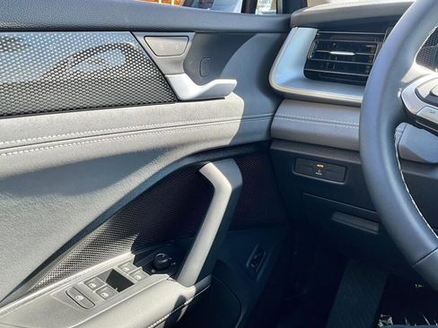 New 2026 Volkswagen Tiguan SE image 23