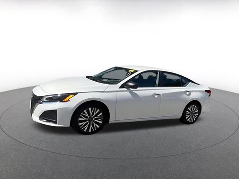 Used 2025 Nissan Altima 2.5 SV FWD image 8