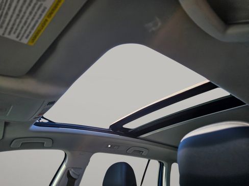 Used 2017 Volkswagen Golf SE image 5