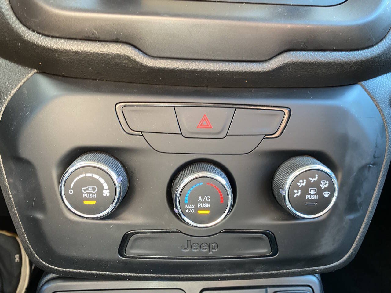 Used 2019 Jeep Renegade Sport w/ Sport Appearance Group AWD/4WD image 28