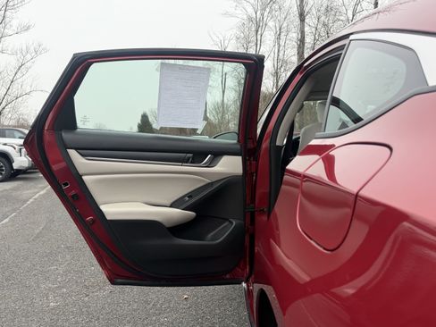 Used 2018 Honda Accord EX image 31