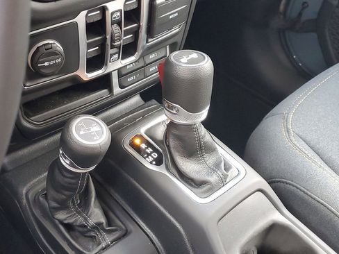 Used 2025 Jeep Wrangler Unlimited Sahara AWD/4WD image 33