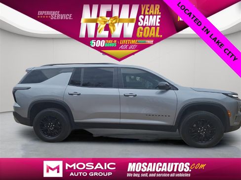 Used 2025 Chevrolet Traverse Z71 image 3