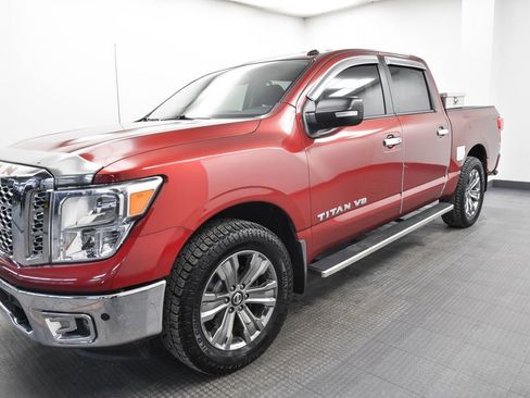 Used 2018 Nissan Titan SV w/ SV Convenience Package image 3