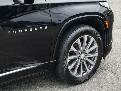 Used 2022 Chevrolet Traverse Premier FWD image 11