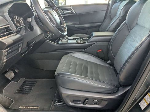 Used 2025 Mitsubishi Outlander SE image 11