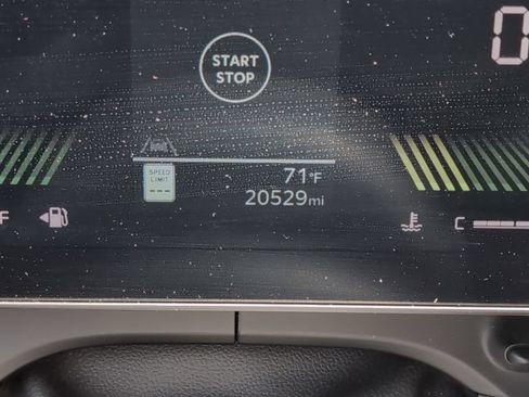 Used 2025 Kia Carnival FWD image 4