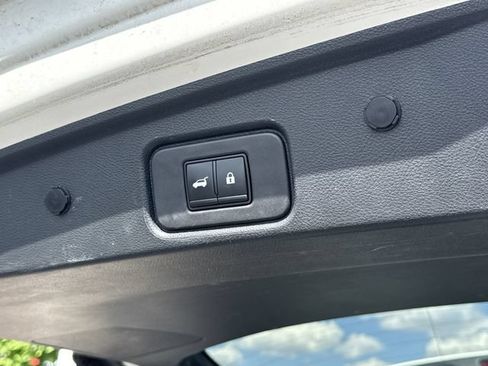 Used 2022 Nissan Pathfinder SL AWD/4WD image 23