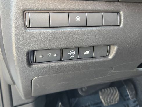 Used 2025 Nissan Rogue SV AWD/4WD image 23