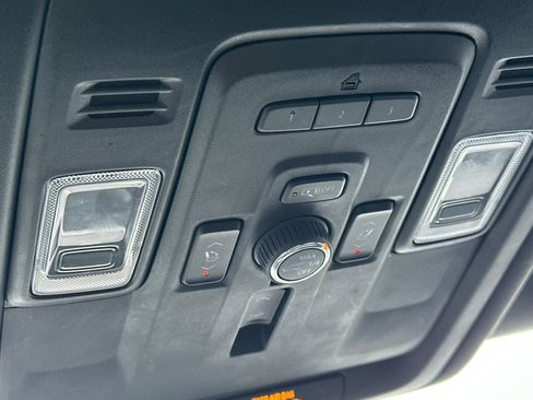 Used 2022 Chevrolet Suburban Premier image 25