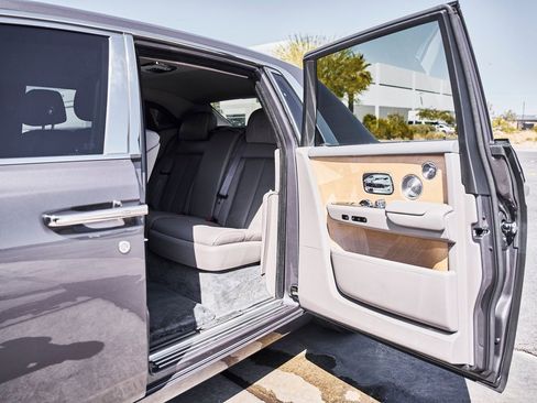 Used 2025 Rolls-Royce Phantom Sedan RWD image 32