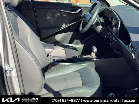 Used 2023 Kia Niro EX Touring image 22