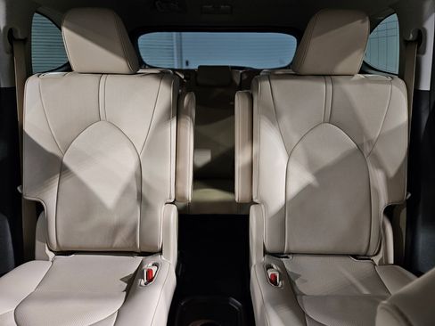 Used 2020 Toyota Highlander Limited image 13