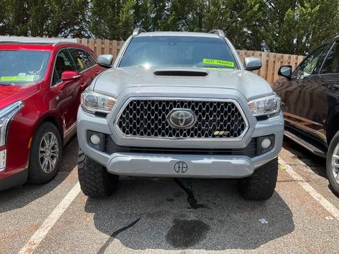 Used 2019 Toyota Tacoma TRD Sport AWD/4WD image 2