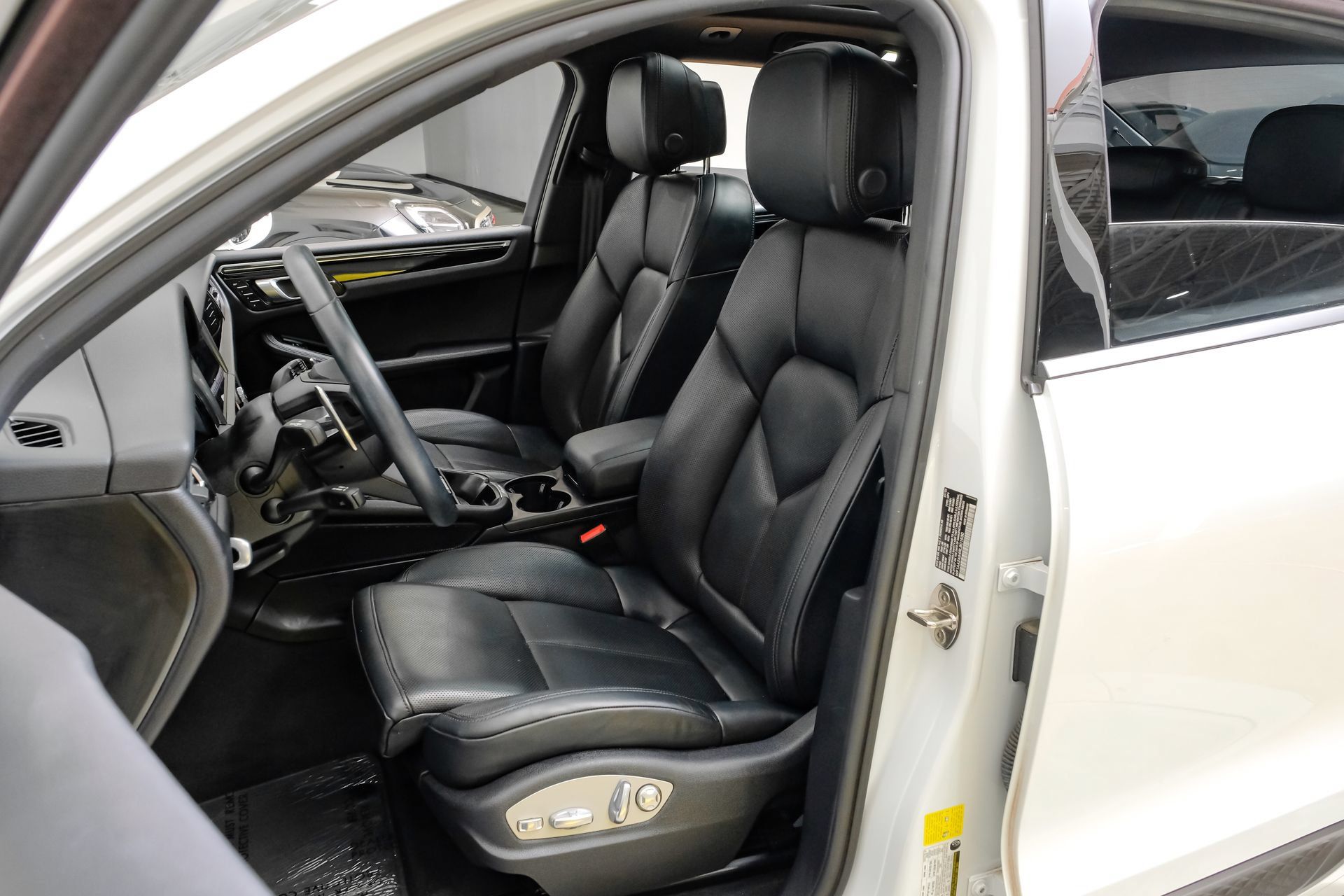 Used 2024 Porsche Macan w/ Premium Plus Package AWD/4WD image 33