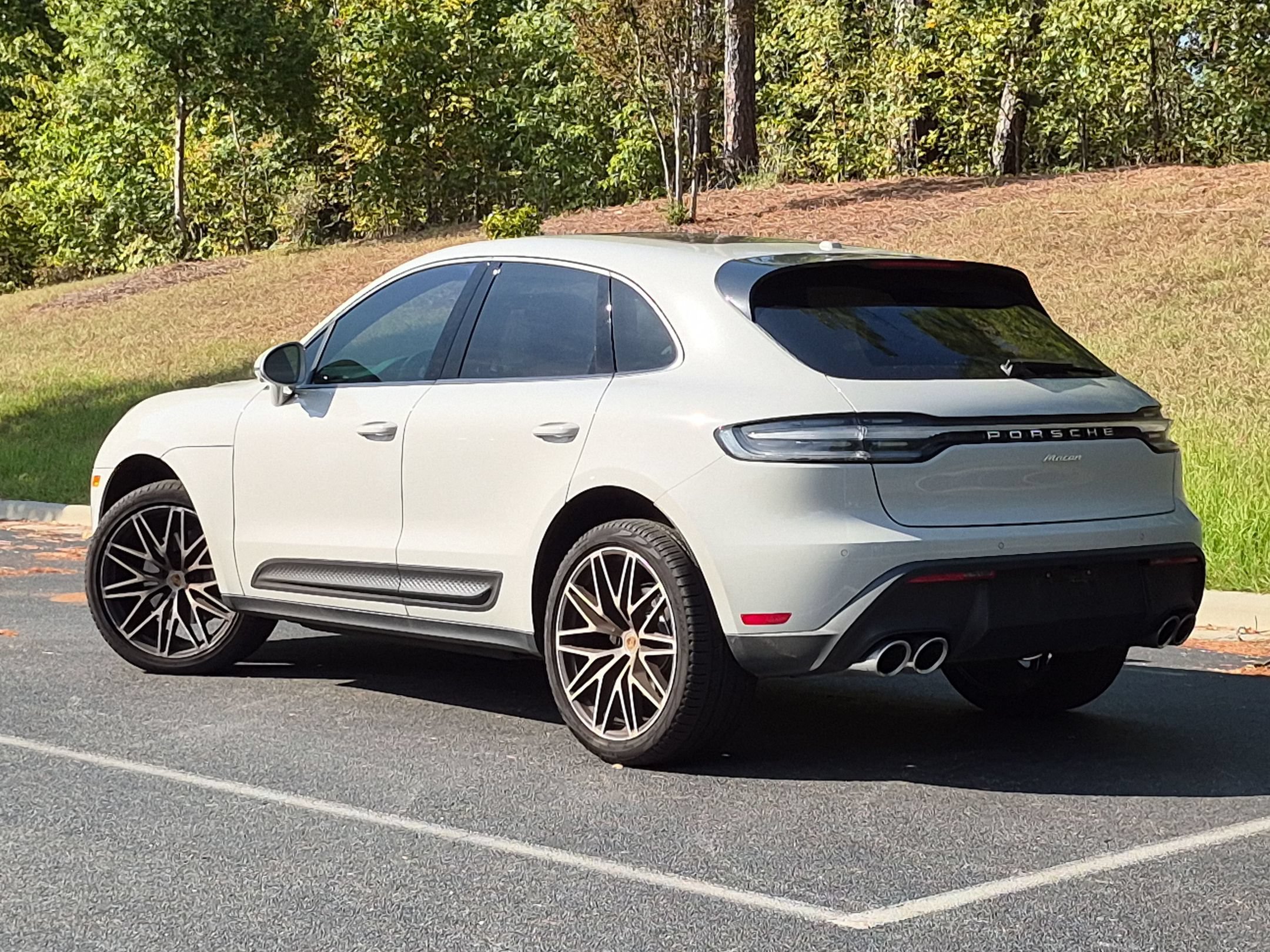 Certified 2026 Porsche Macan AWD/4WD image 3