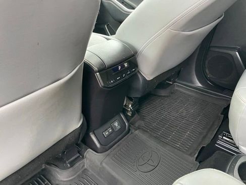 Used 2022 Toyota Highlander Bronze Edition image 9