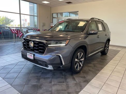 Used 2025 Honda Pilot Touring image 2
