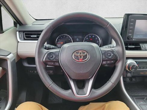 Used 2021 Toyota RAV4 XLE Premium image 19