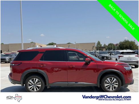 Used 2024 Nissan Pathfinder SL FWD image 3