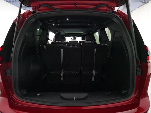 Used 2025 Chrysler Pacifica Limited FWD image 9