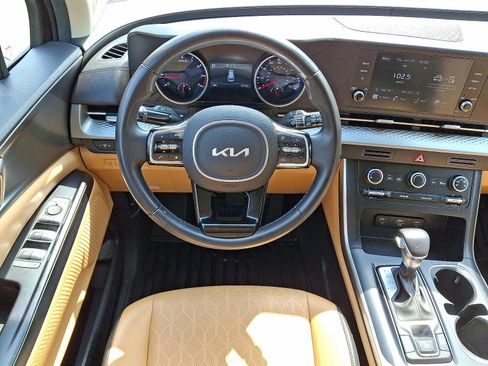 Used 2023 Kia Carnival LX FWD image 11