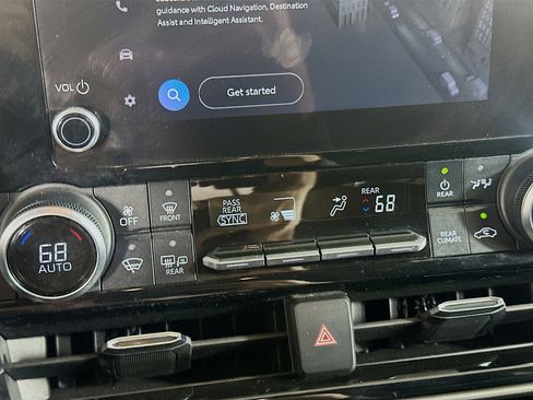 Used 2024 Toyota Highlander XLE image 24