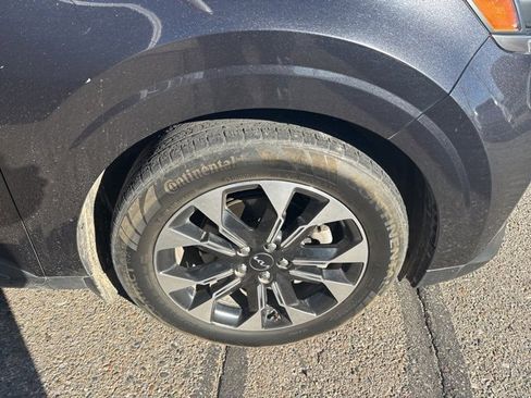 Used 2023 Kia Carnival EX image 4