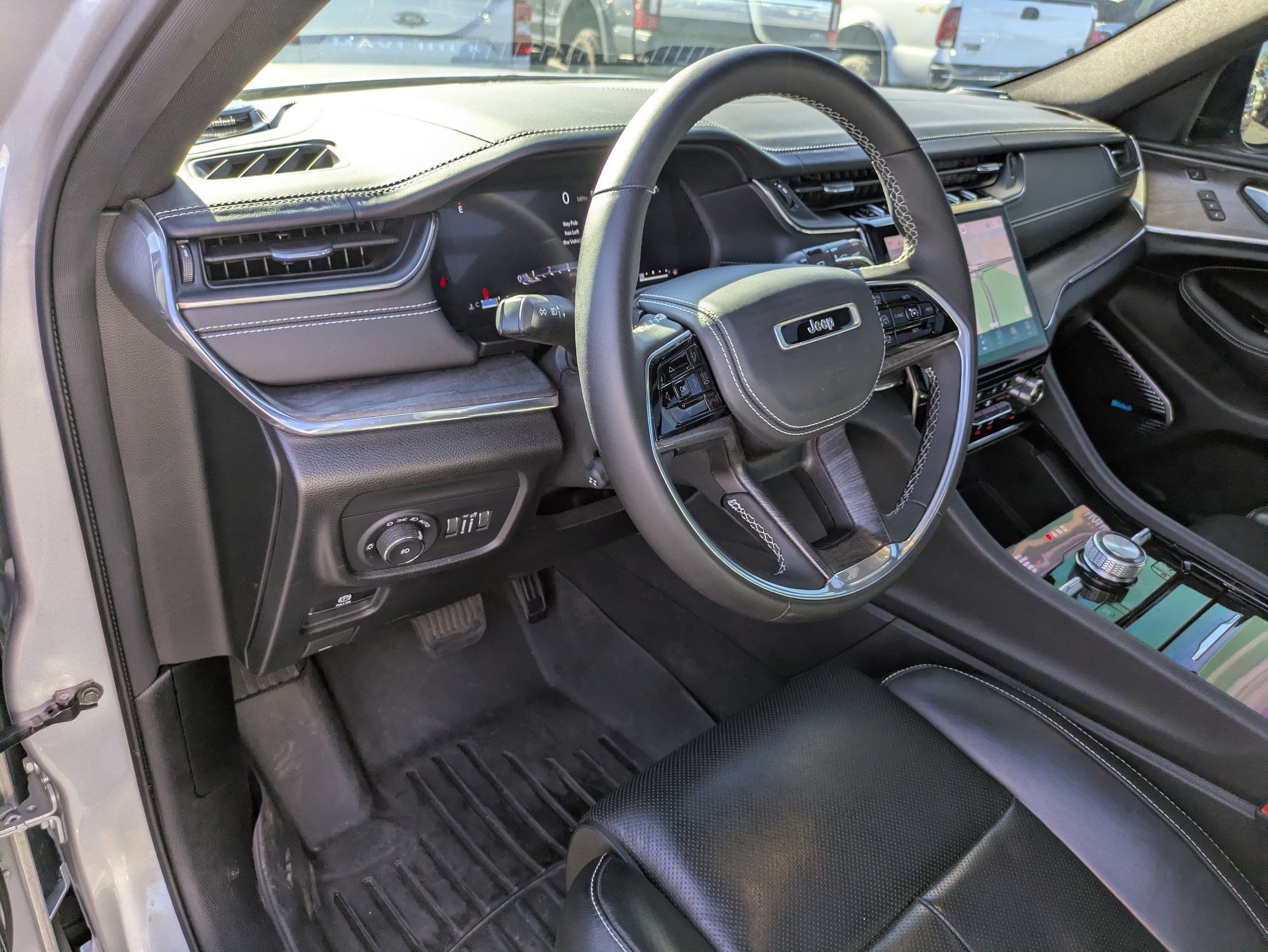 Used 2023 Jeep Grand Cherokee Overland w/ Luxury Tech Group IV AWD/4WD image 14