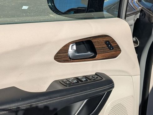 Used 2023 Chrysler Pacifica Limited image 14